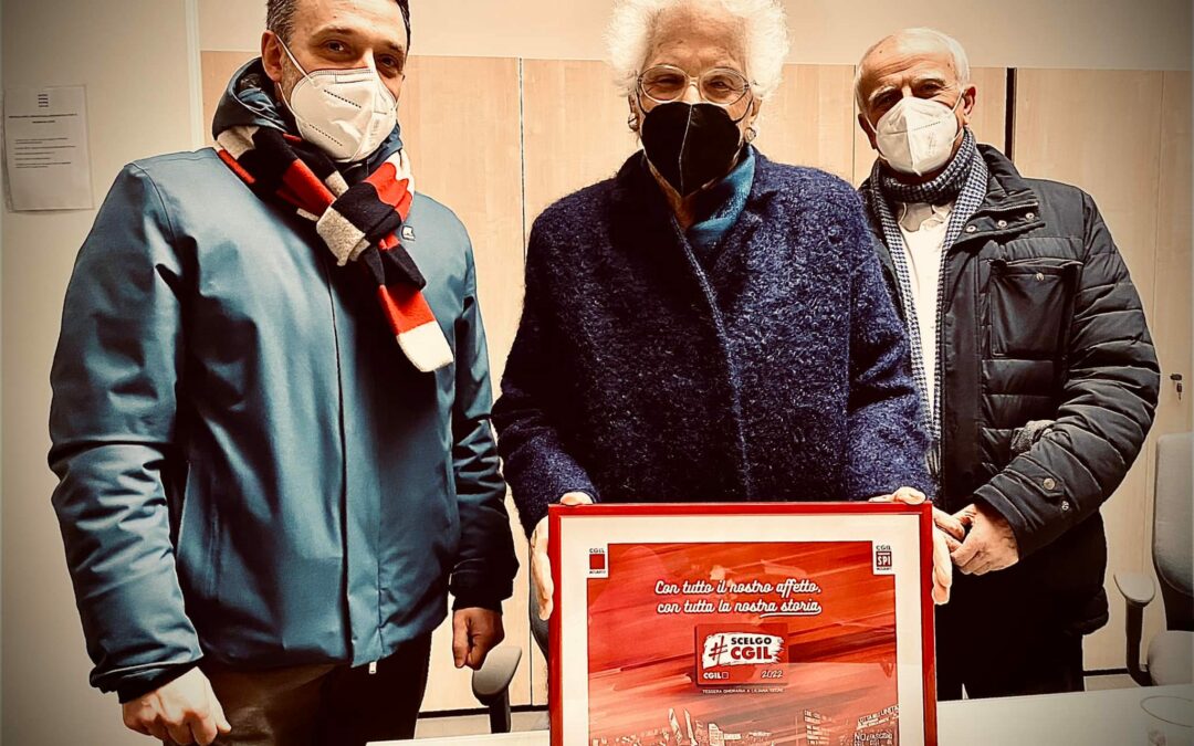 Tessera onoraria CGIL alla Senatrice Liliana Segre.